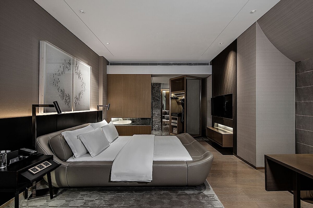 Junior Suite, 1 King Bed photo 3