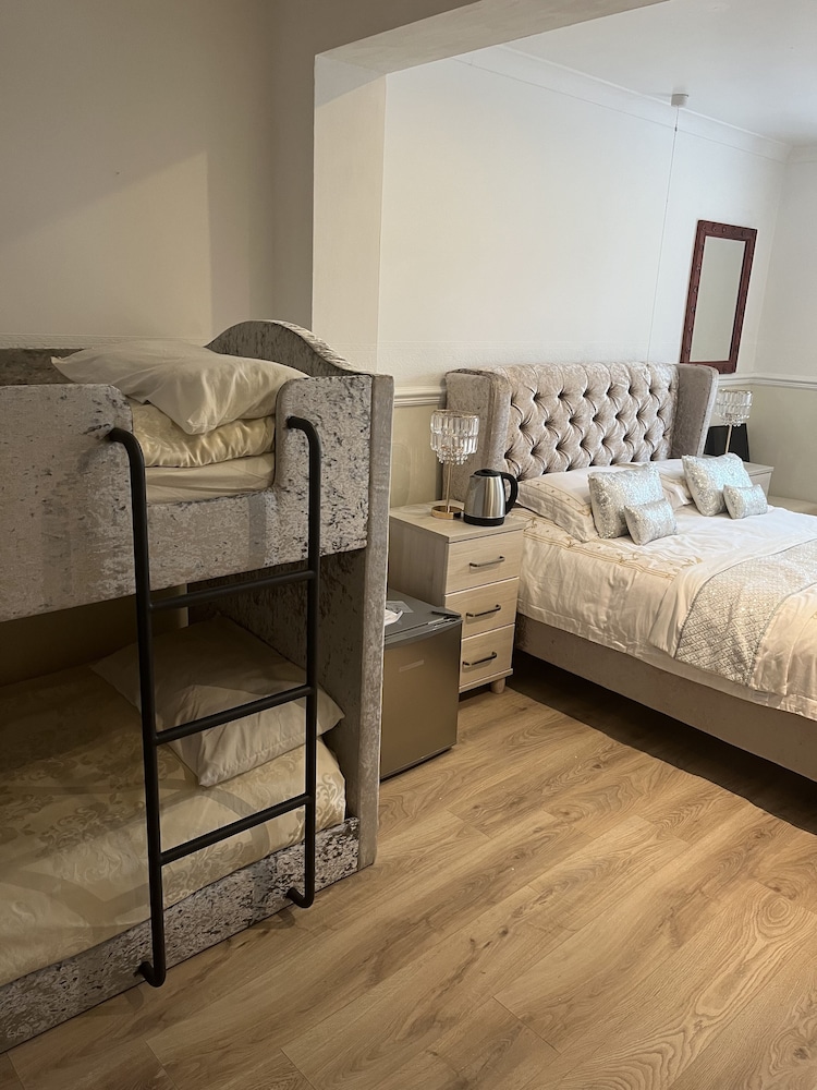 Family Room (Four Poster)