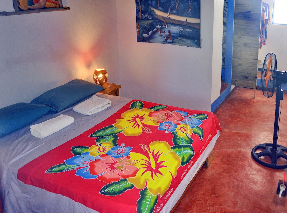 Basic Room, 1 Queen Bed, Non Smoking
