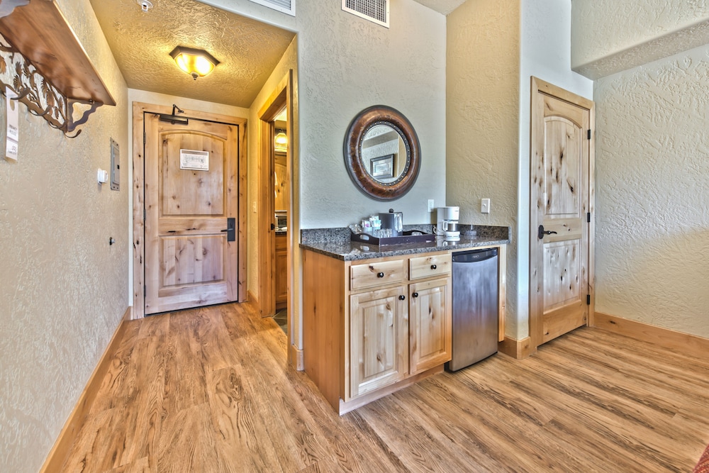 Superior Condo, Mountain View (223C) photo 3