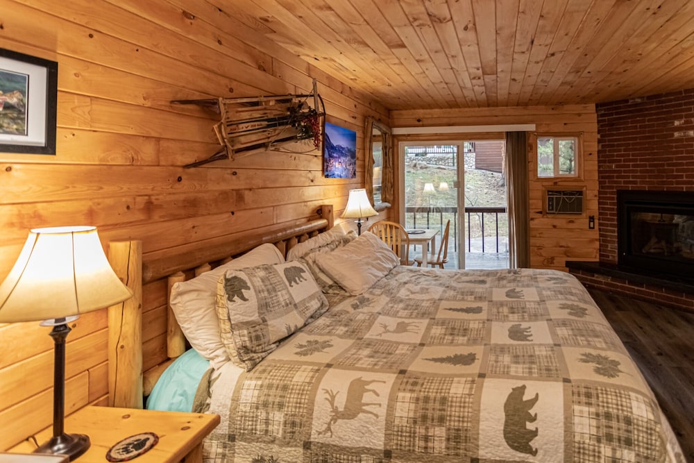 Deluxe Room, 1 King Bed, Fireplace