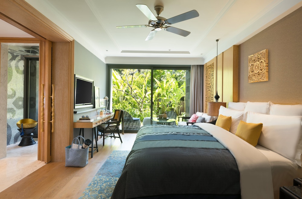 Standard Room, 1 King Bed, Accessible (Courtyard Access)
