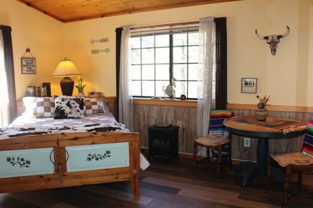 Family Room, Multiple Beds, Non Smoking, Shared Bathroom photo 2