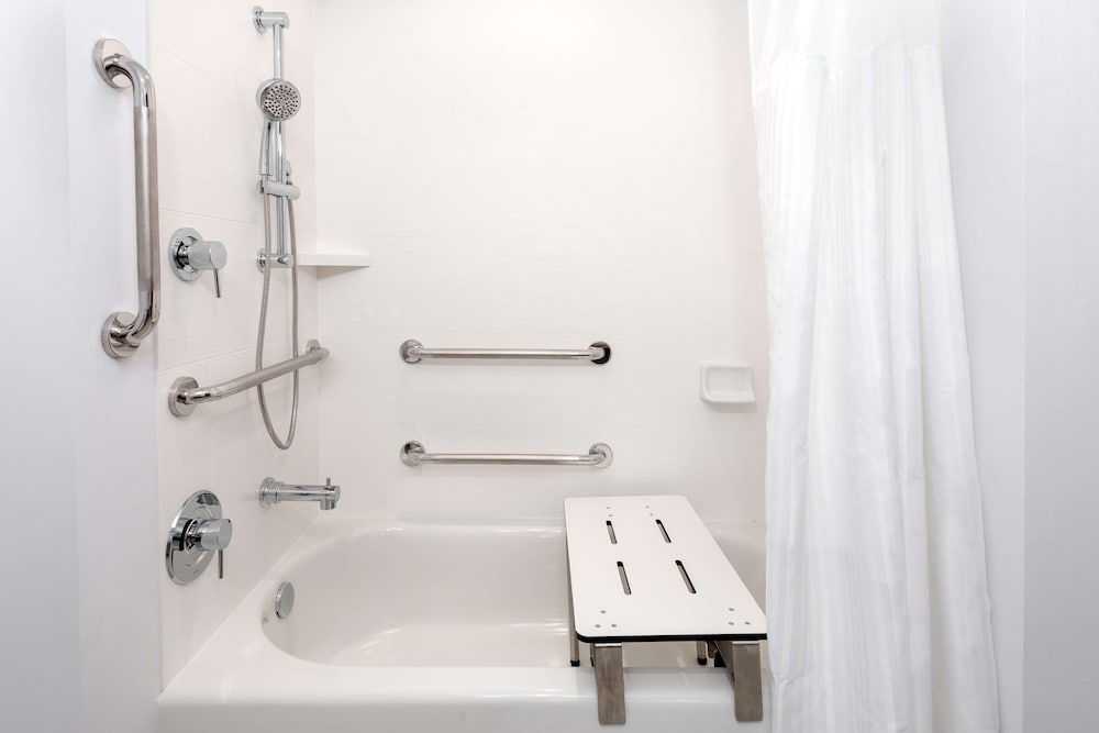 Room, 1 King Bed, Accessible, Bathtub - Photo 7
