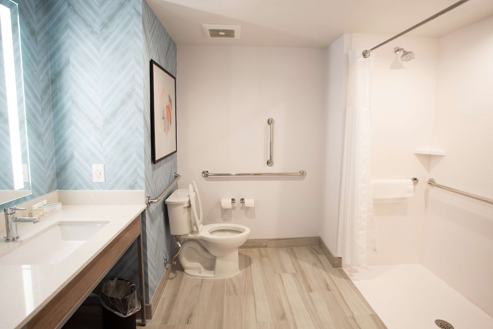 Suite, 2 Queen Beds, Accessible (Mobility & Hearing, Roll-In Shower) - Photo 4