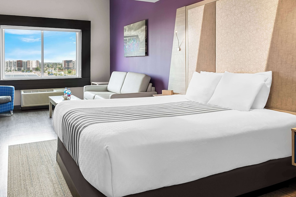Premier Floor Suite, 1 King Bed, Non Smoking, Refrigerator & Microwave (Larger Room, with Sofabed) - Photo 1