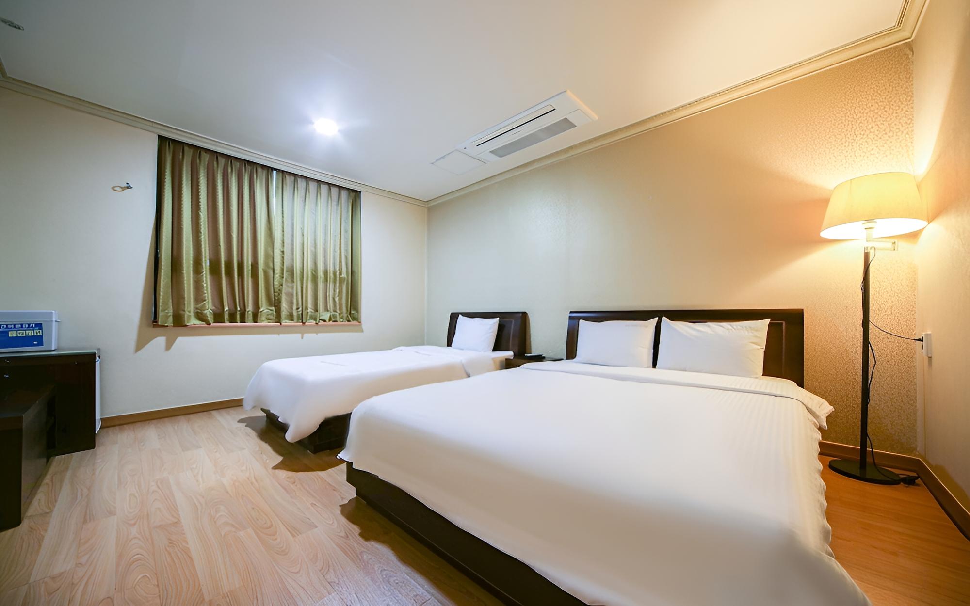 Room (Twin) - Photo 1