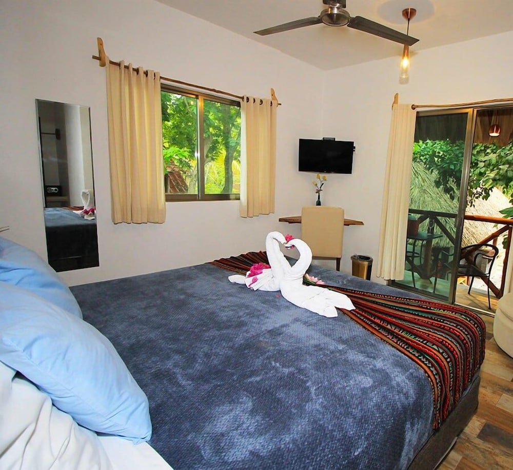 Comfort Room, 1 King Bed, Refrigerator, Garden View