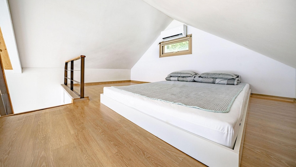 Basic Room, 1 Bedroom (203 (Oceanview)) - Photo 10