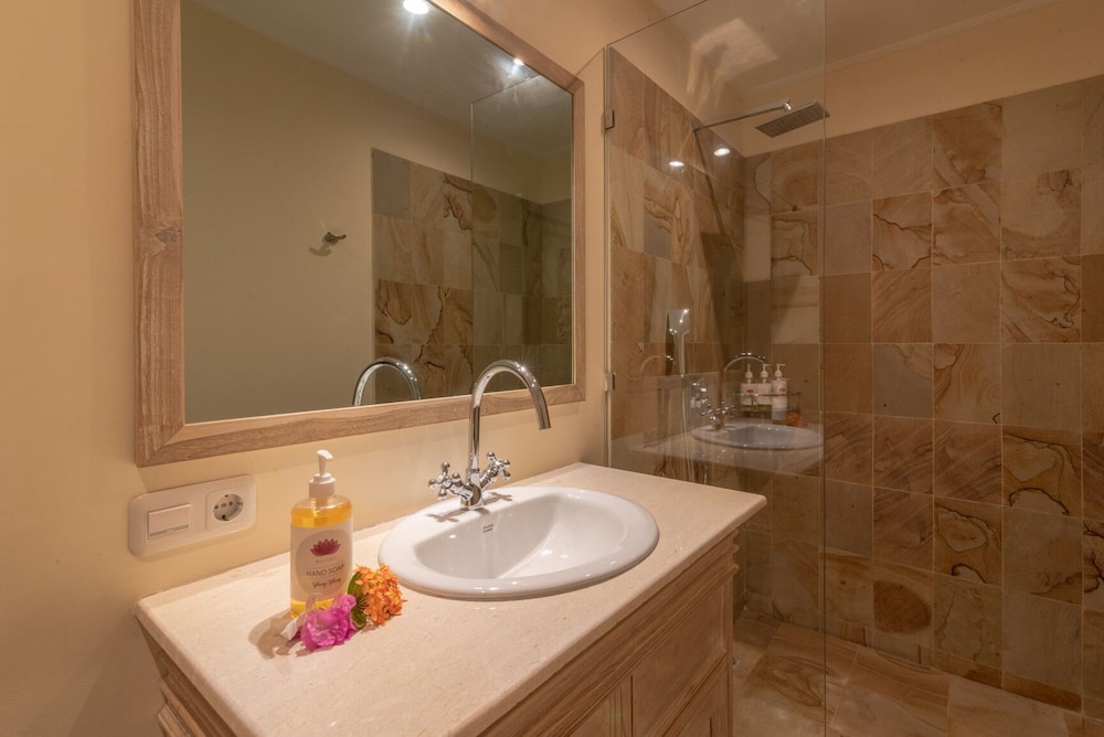 Classic Villa, 4 Bedrooms, Private Pool, Beach View photo 3
