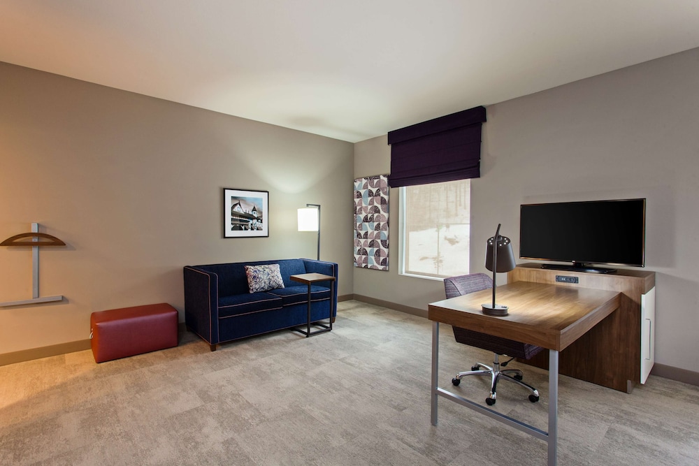 Studio, 1 King Bed, Refrigerator & Microwave (Wet bar) photo 2