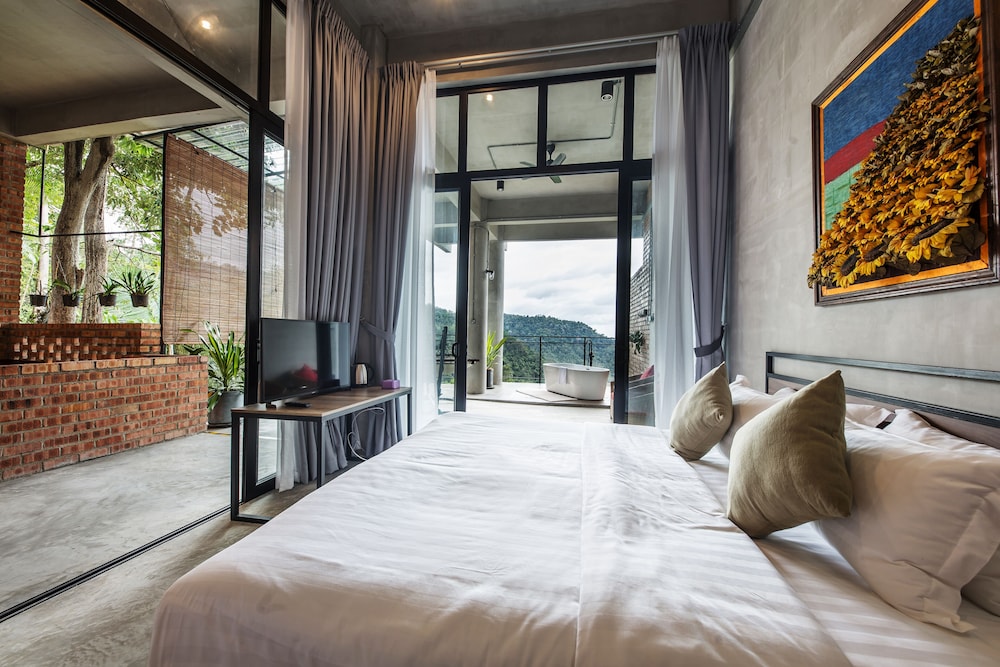 Luxury Room with Balcony - Photo 9