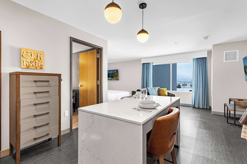 Suite, 1 King Bed, Accessible (Efficiency, Hearing) photo 3