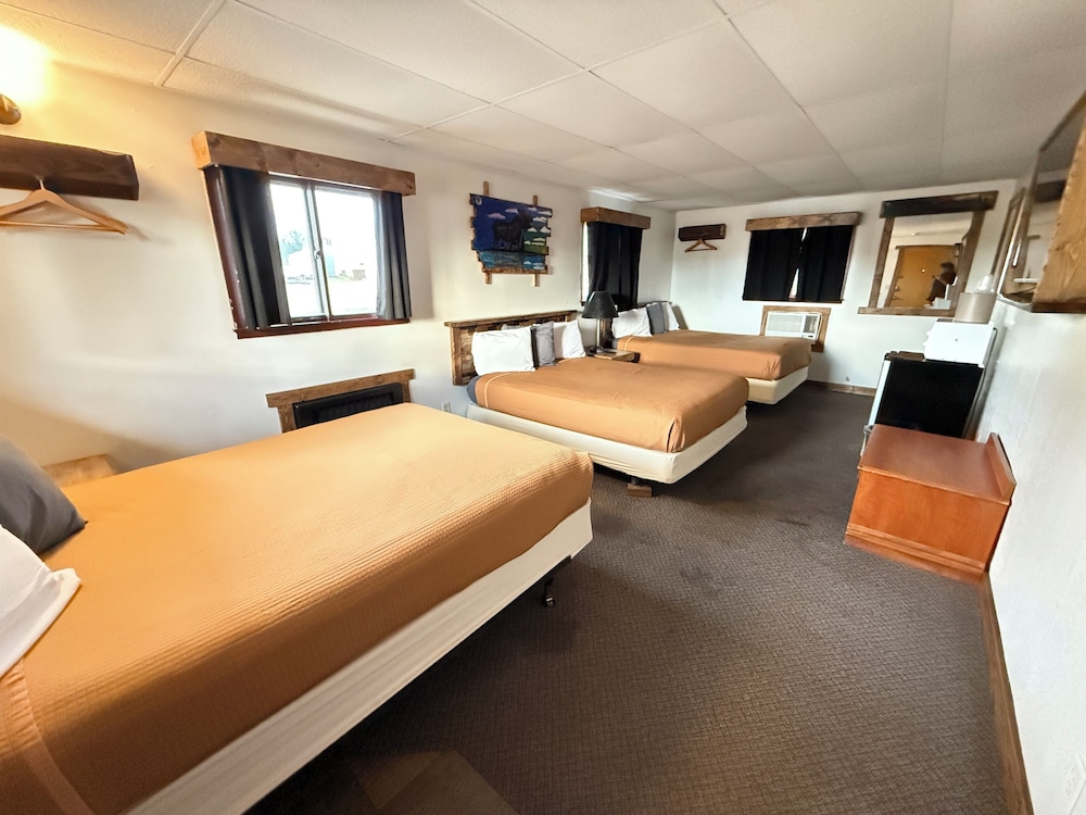 Room (3 Queen Bed)