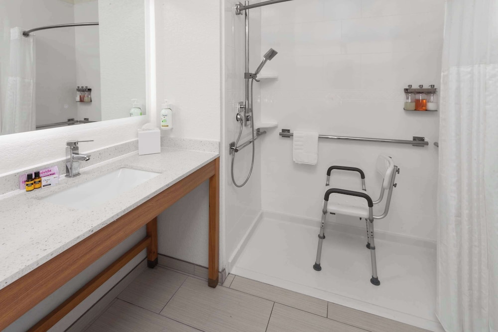 Room, 2 Queen Beds, Roll-in Shower (Mobility Accessible) - Photo 5