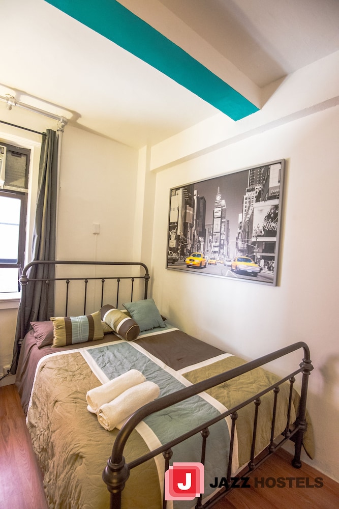 Room, 1 Queen Bed, Private Bathroom photo 2