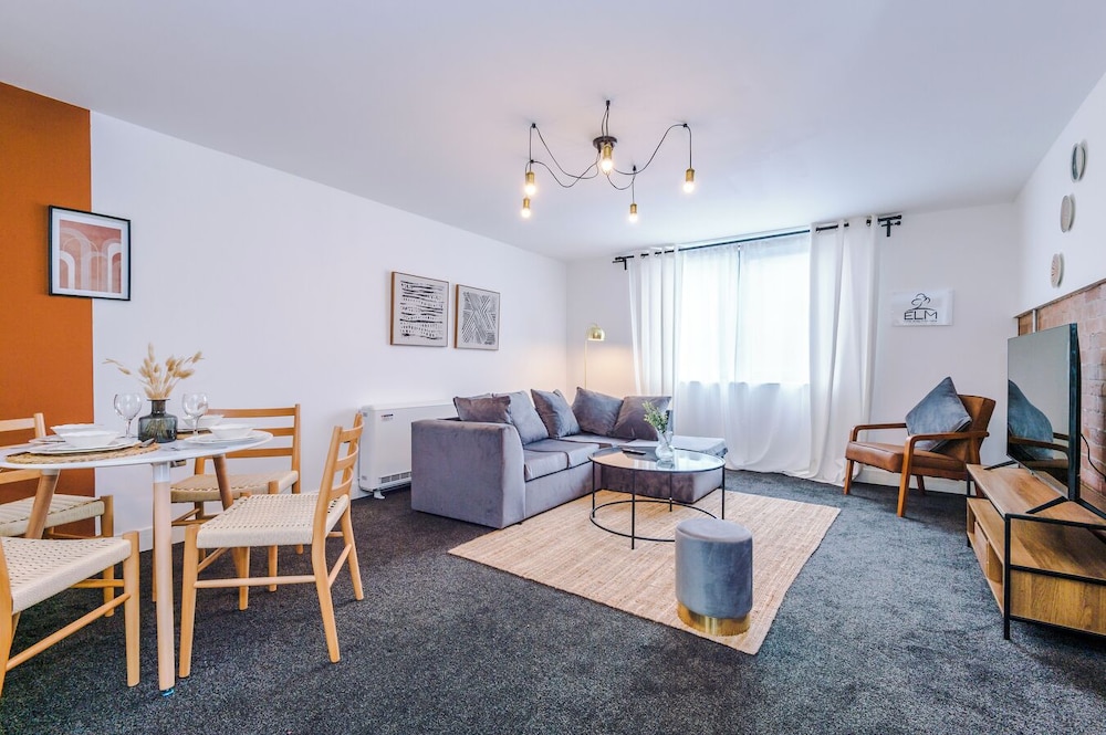 Bright and Spacious 1 Bedroom APT / Free parking