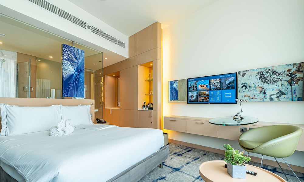 Standard Hip Room
