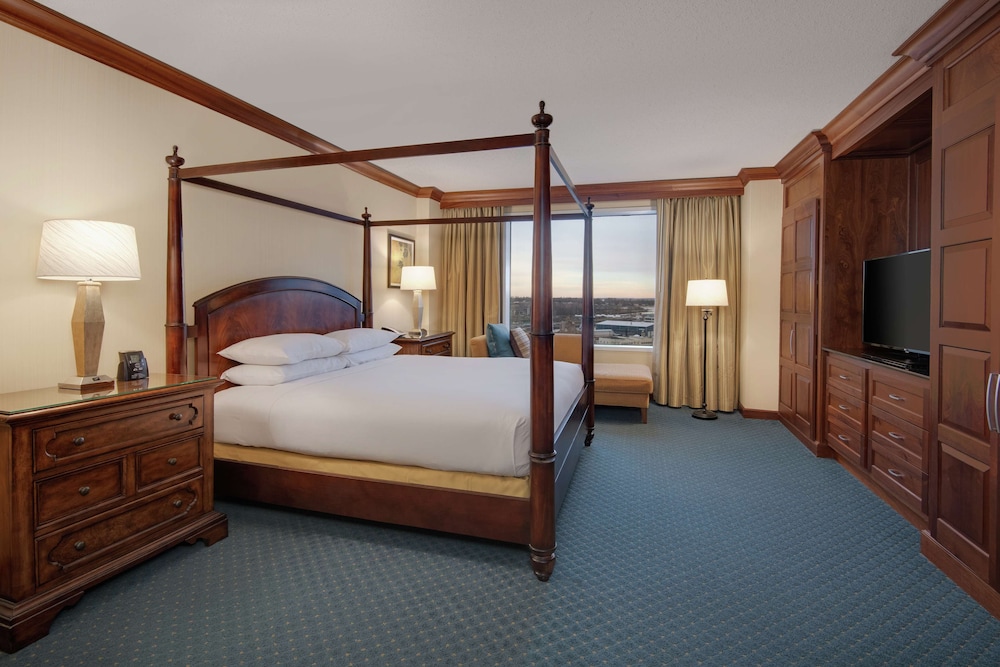 Suite, 1 King Bed - Photo 9