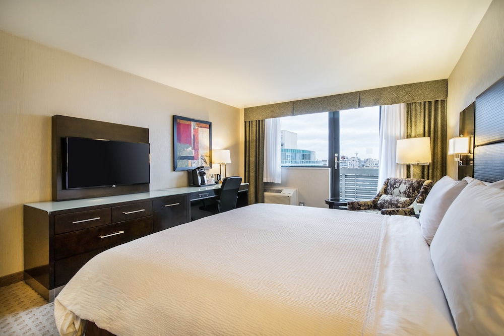 Standard Room, 1 King Bed, Balcony (High Floor) - Photo 4