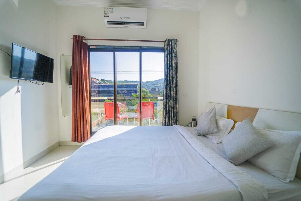 Deluxe Room, Pool View