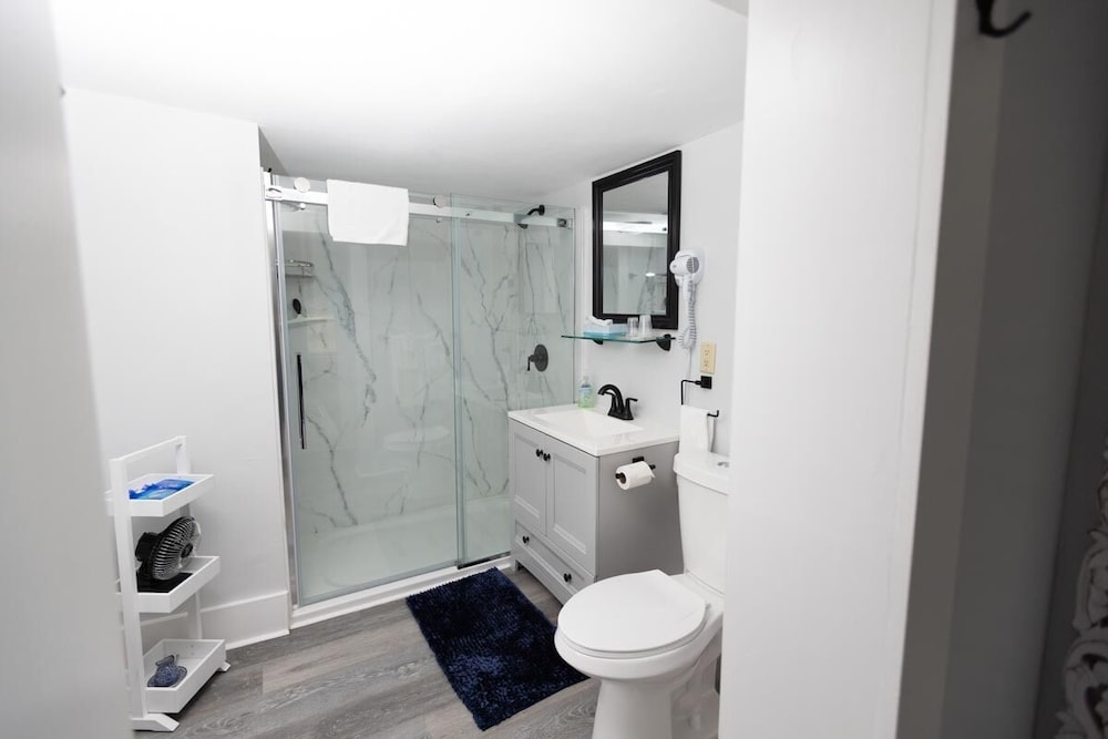 Room 5 - Private Bath - 2nd floor photo 3