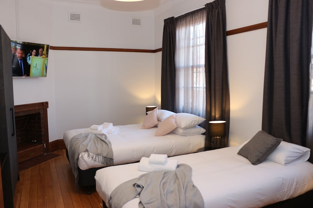 Queen Single Room, Shared Bathroom photo 1