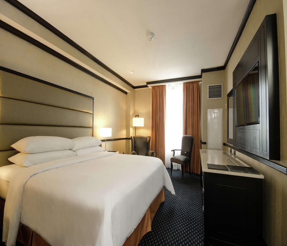 Executive Room, 1 King Bed, Club Lounge Access - Photo 4