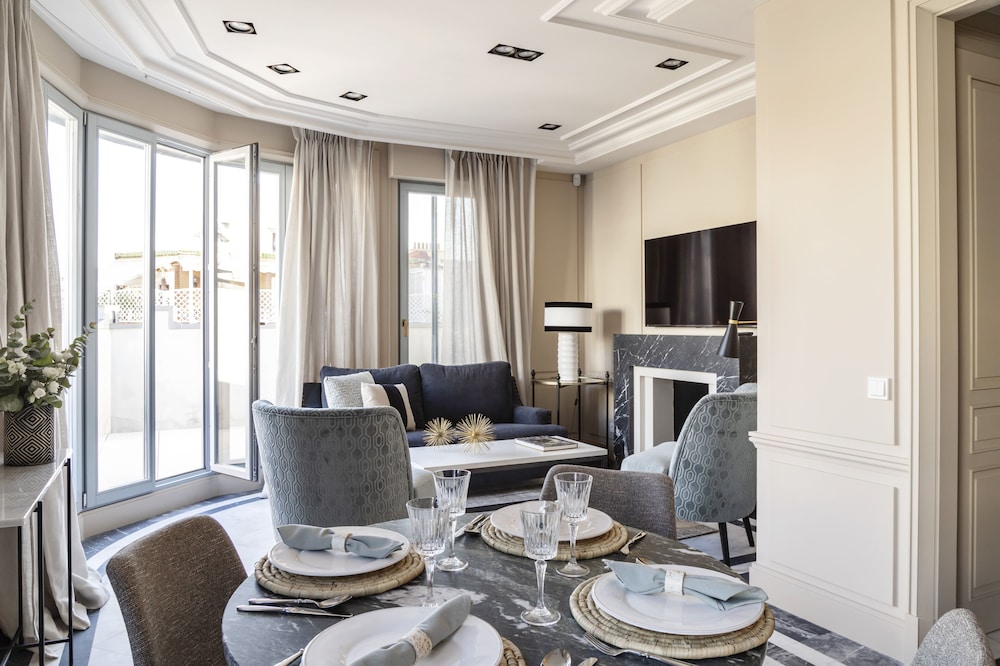 Luxury Penthouse, 2 Bedrooms, City View photo 2