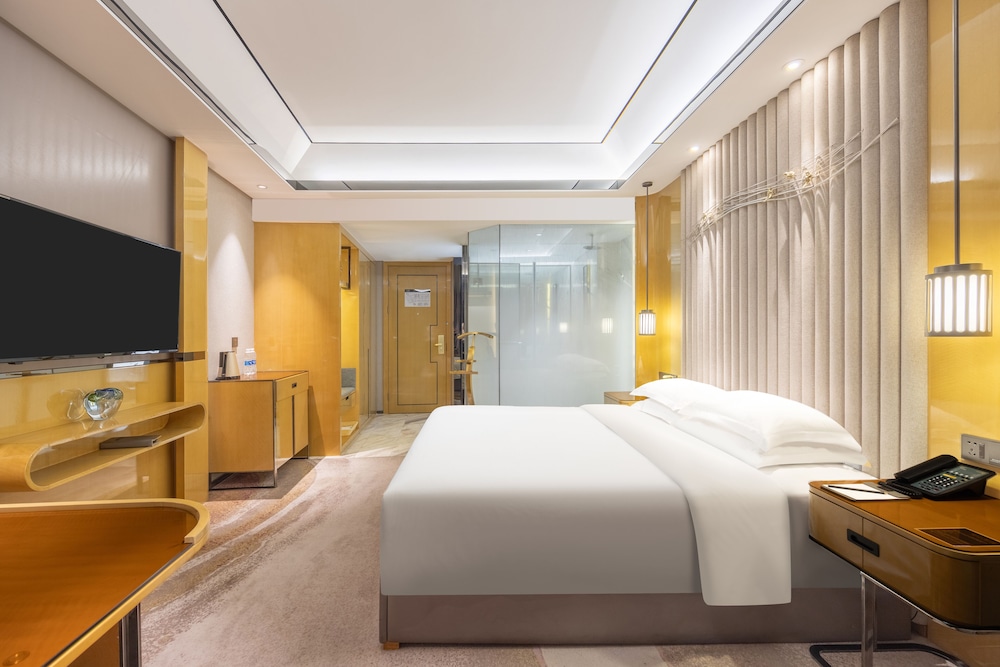 Deluxe Room, 1 King Bed, Smoking, City View photo 2