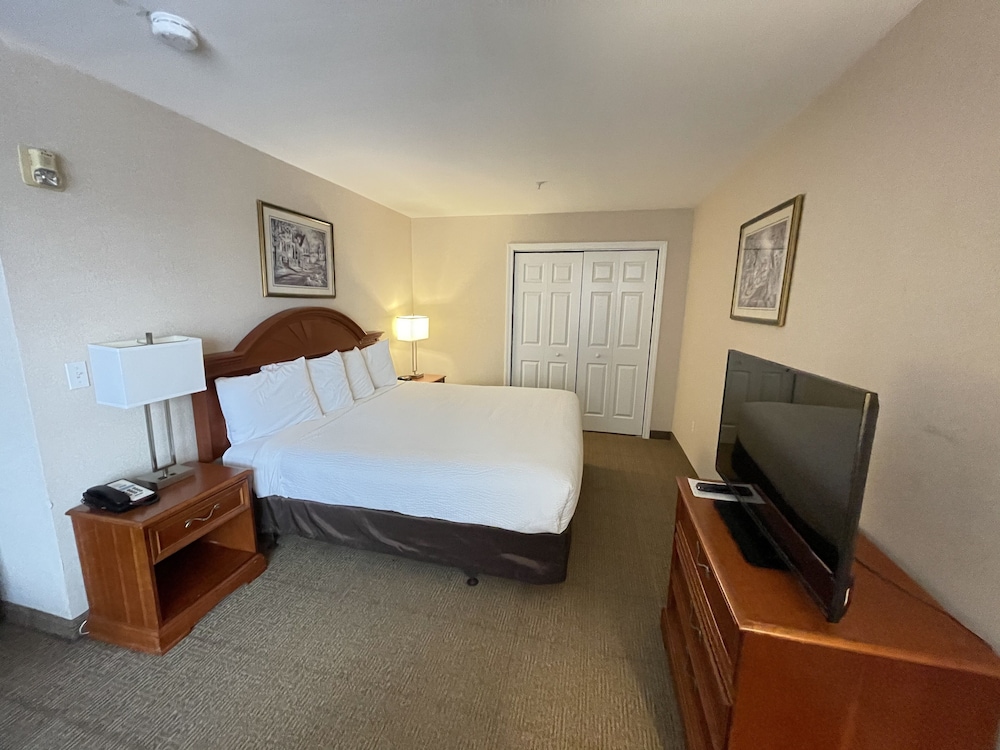 Suite, 1 King Bed with Sofa bed, Non Smoking, Jetted Tub photo 2