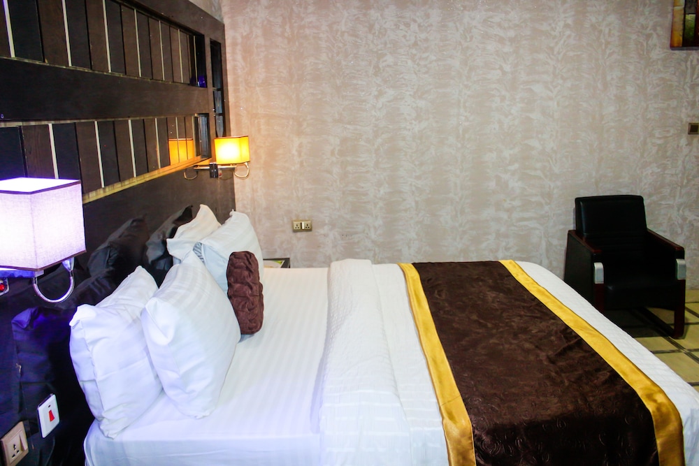 Executive Suite - Photo 1