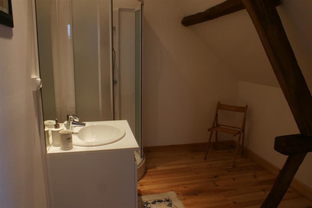 Quadruple Room, Private Bathroom (Soleil) - No Pets Allowed photo 2