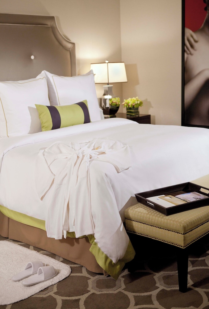 Octavius Executive Suite, 1 King Bed - Photo 4