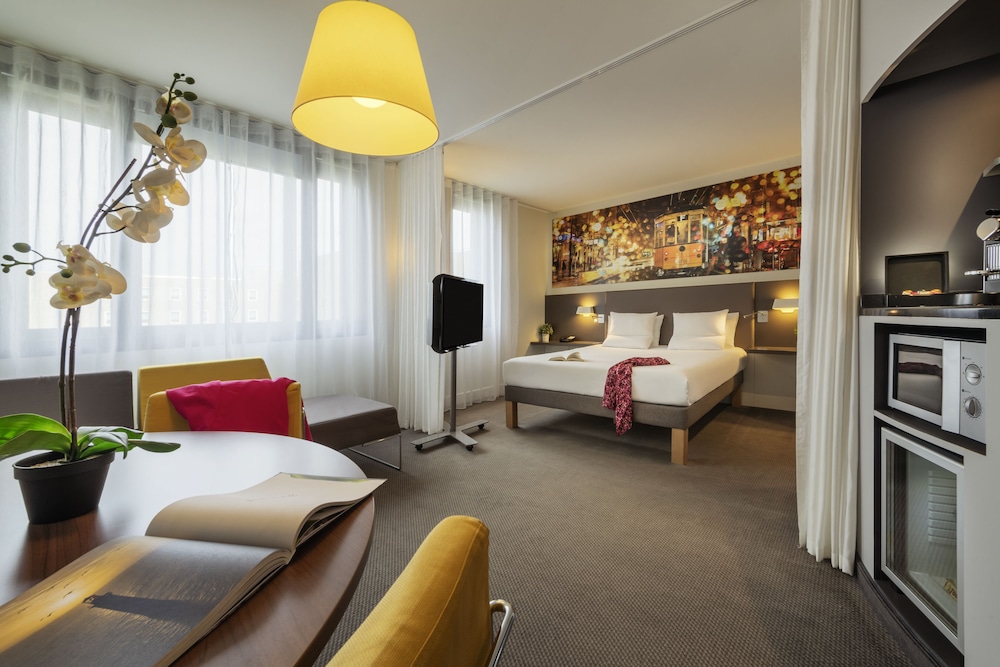 Executive Suite, 1 Queen Bed with Sofa bed - Photo 7