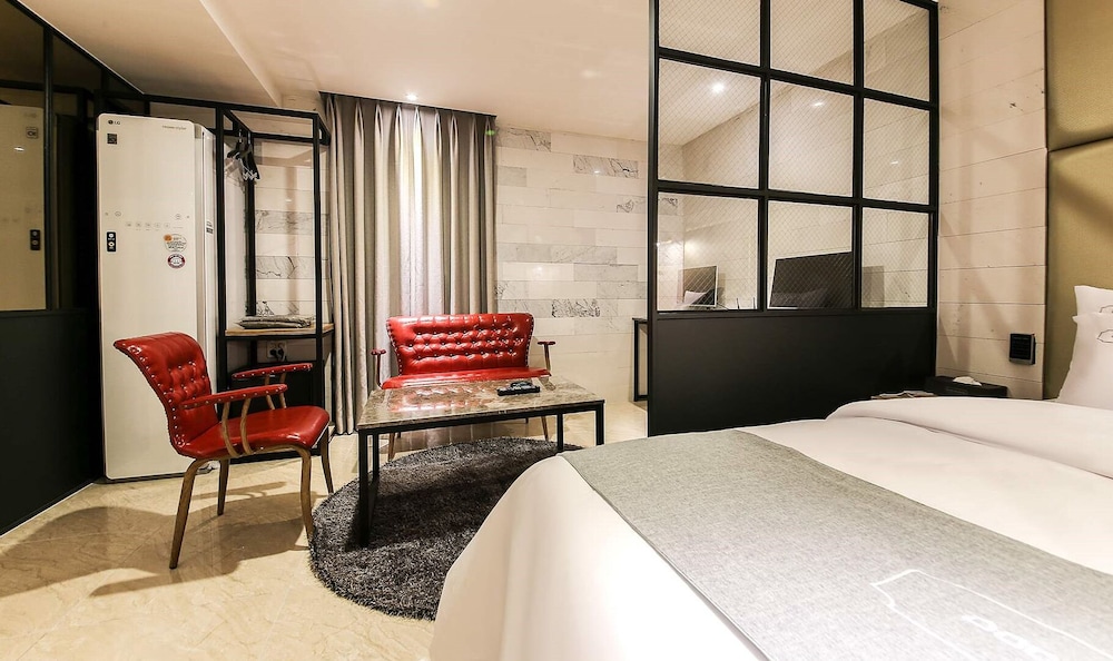 Suite - Photo 3