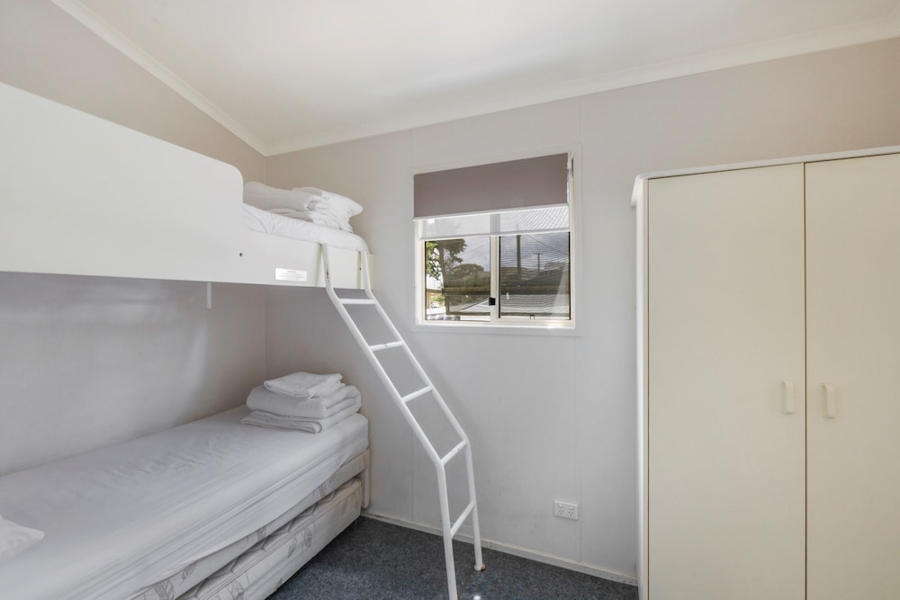 Deluxe Cabin - Sleeps 4 - Dog Friendly photo 1
