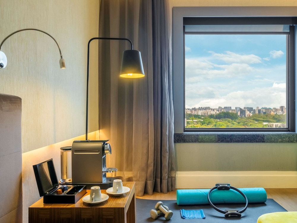 Executive Room, 1 Queen Bed thumbnail 6