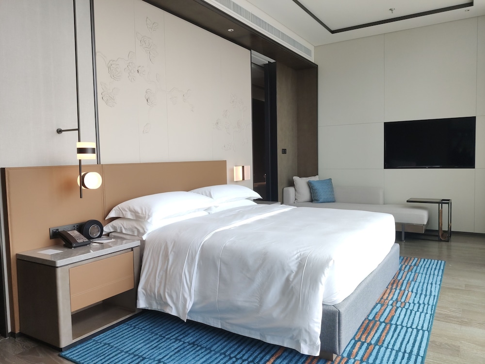 Suite, 1 King Bed, City View - Photo 2