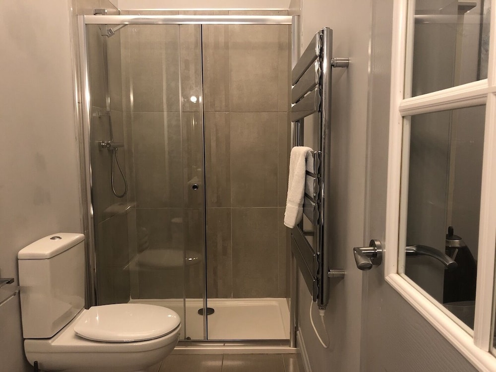 Standard Double Room, Ensuite photo 3