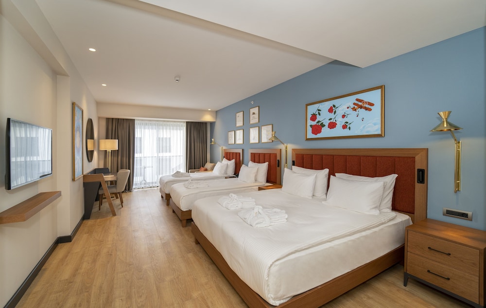 DELUXE LARGE ROOM