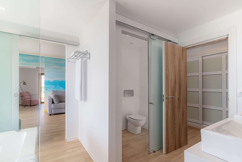 Superior Suite, 1 Bedroom (2 adults and 1 child) photo 2