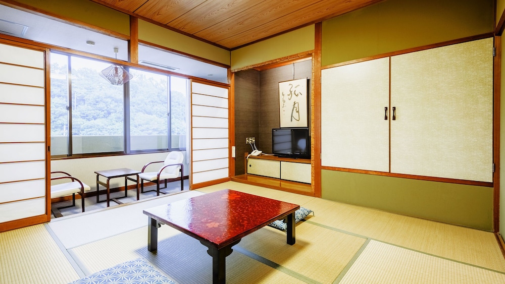 Standard Japanese-Style Room with 8 Tatami Mats - Shared Bathroom - Non-Smoking - Photo 1