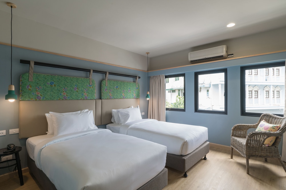 Deluxe King or Twin with City View - Photo 2