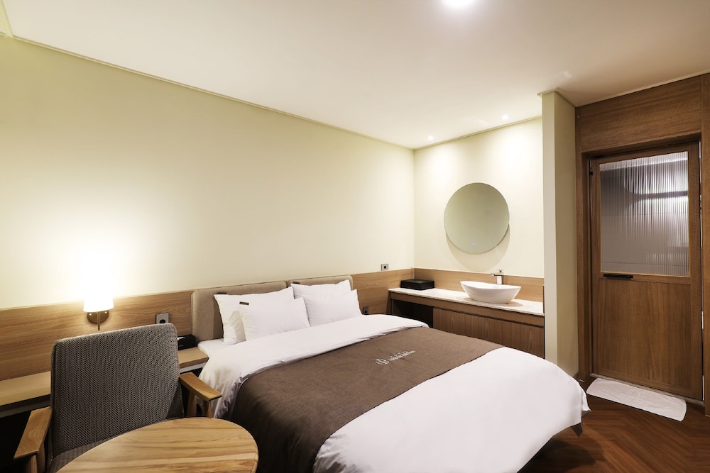 Suite (No.6): Massage chair/Single size spa tub/Free Netflix photo 3