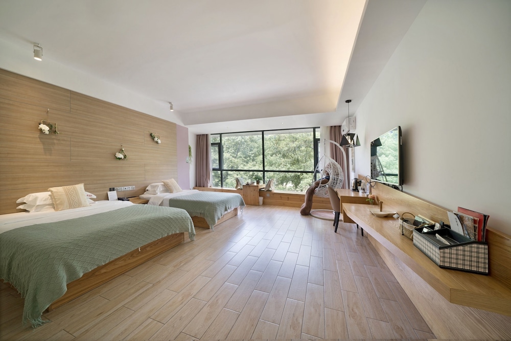 Superior Family Room, Mountain View