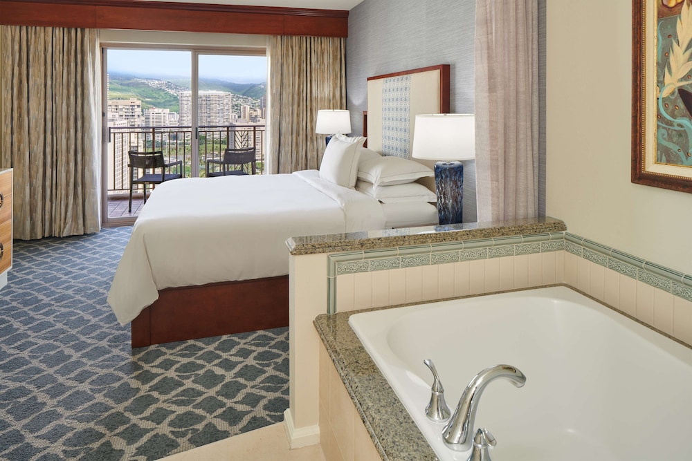 Suite, 1 Bedroom, Accessible, City View (Hearing, Bathtub, 1 King)