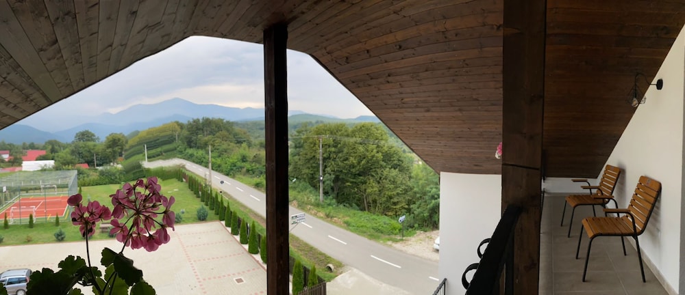 Room, Multiple Beds, Balcony, Mountain View photo 2