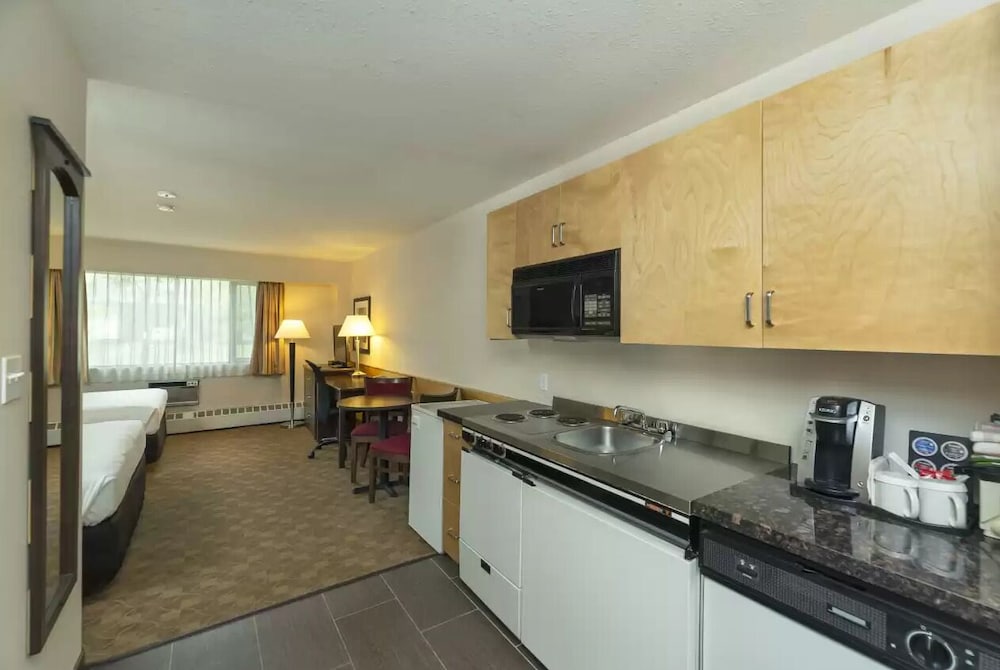 Signature Room, 2 Queen Beds, Kitchen