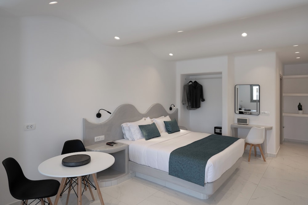 Deluxe Suite with Hot Tub and Sea View - Photo 10
